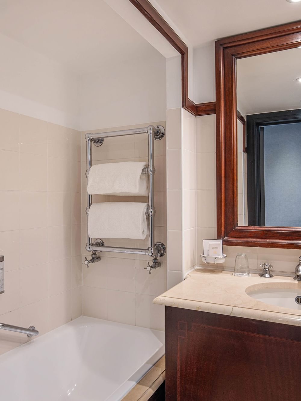 Badkamer van een Superior Kamer met ligbad en toiletartikelen bij Hotel Barsey by Warwick in Brussel