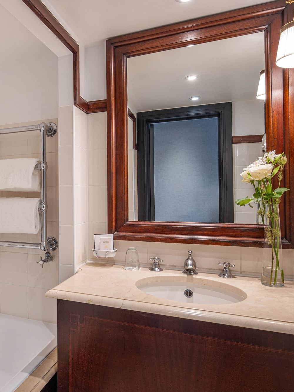 Luxe badkamer met ligbad en dubbele wastafel in Deluxe Kamer bij Hotel Barsey by Warwick, Brussel