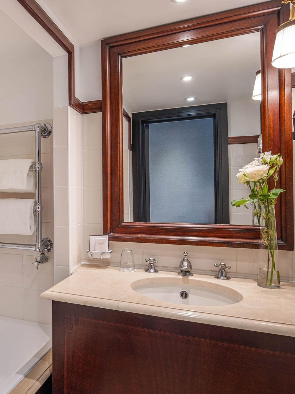 Badkamer van de familiekamer met bad en moderne voorzieningen bij Hotel Barsey by Warwick in Brussel.