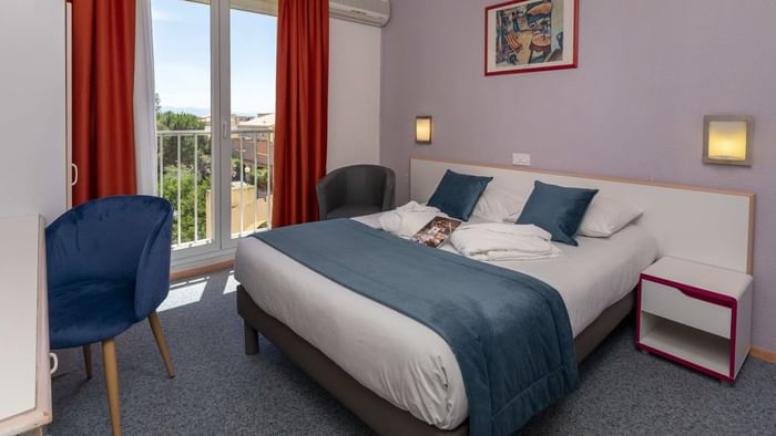 Double bed  room with a balcony at Relax'Otel