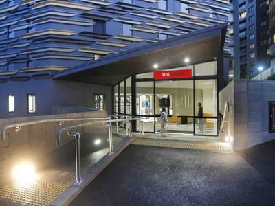 UniLodge on Whitaker Outside Building Entrance