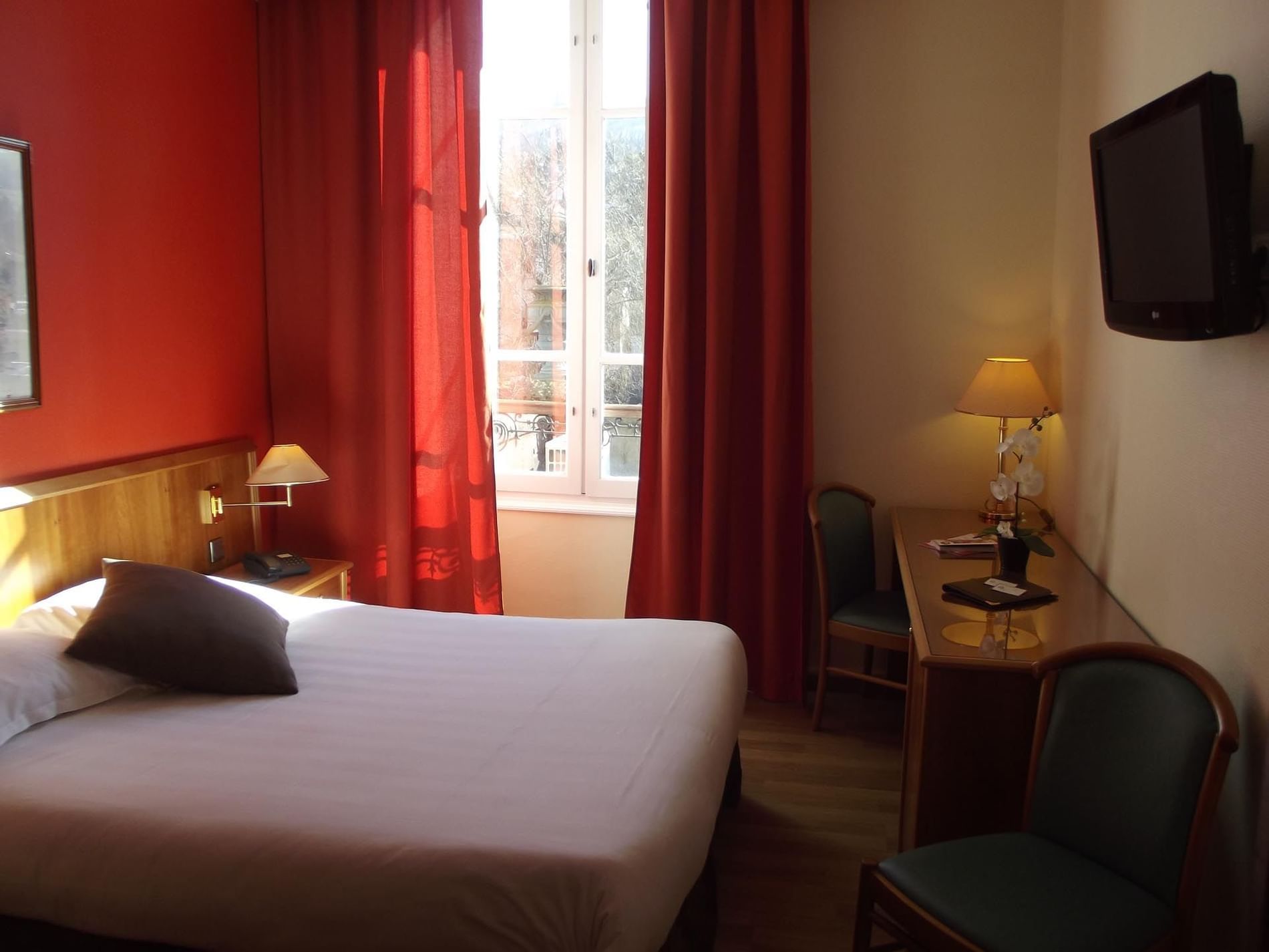 A room at the Grand Hôtel Saint-Pierre with one bed