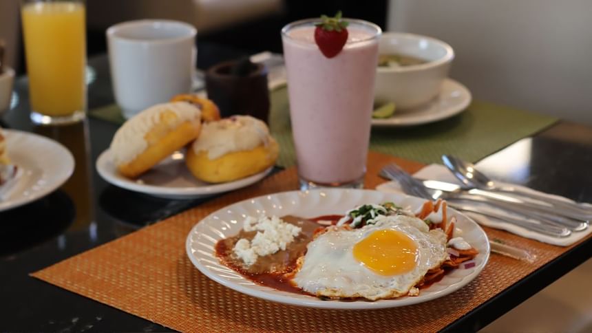Desayuno con huevo frito, pastelitos, batido de fresa y café en Fonda De Hermosillo, Araiza Hermosillo 