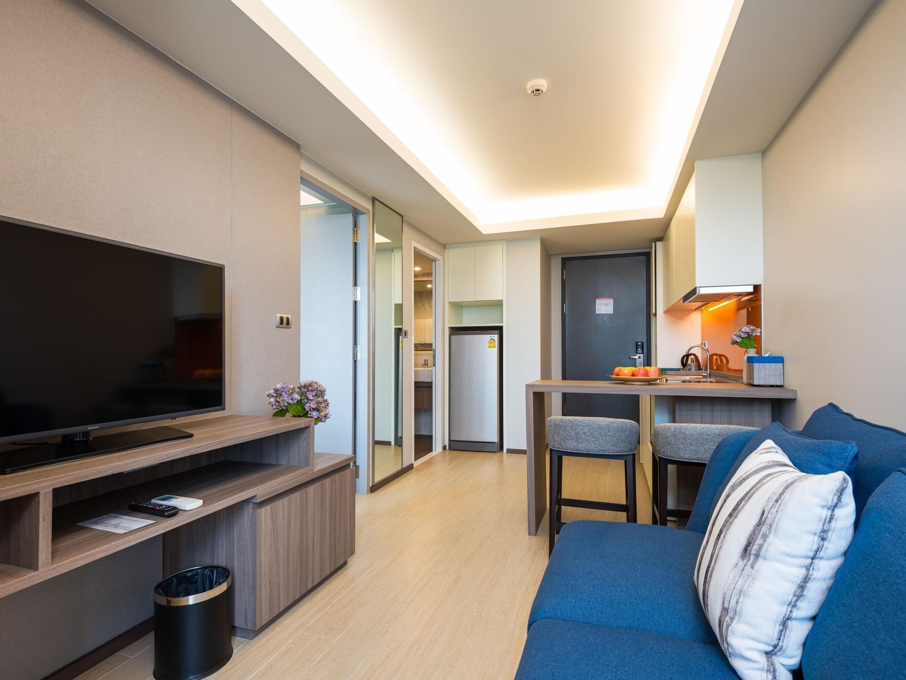 Sofa & a TV in 1-bedroom Suite at Maitria Hotel Rama 9