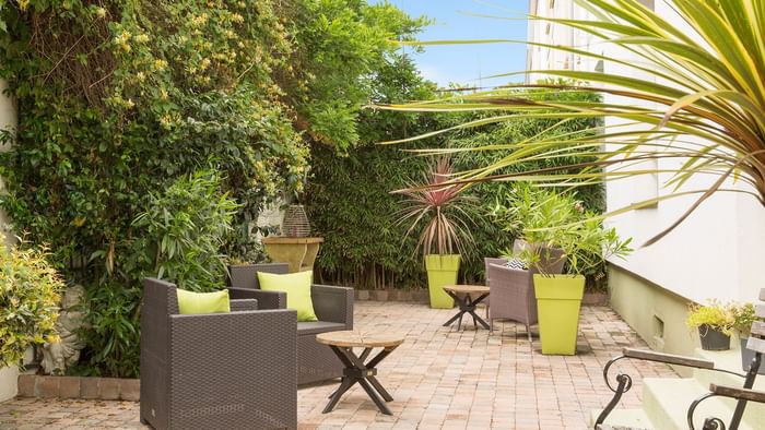 An Outdoor dining and lounge area at Hotel Cleria
