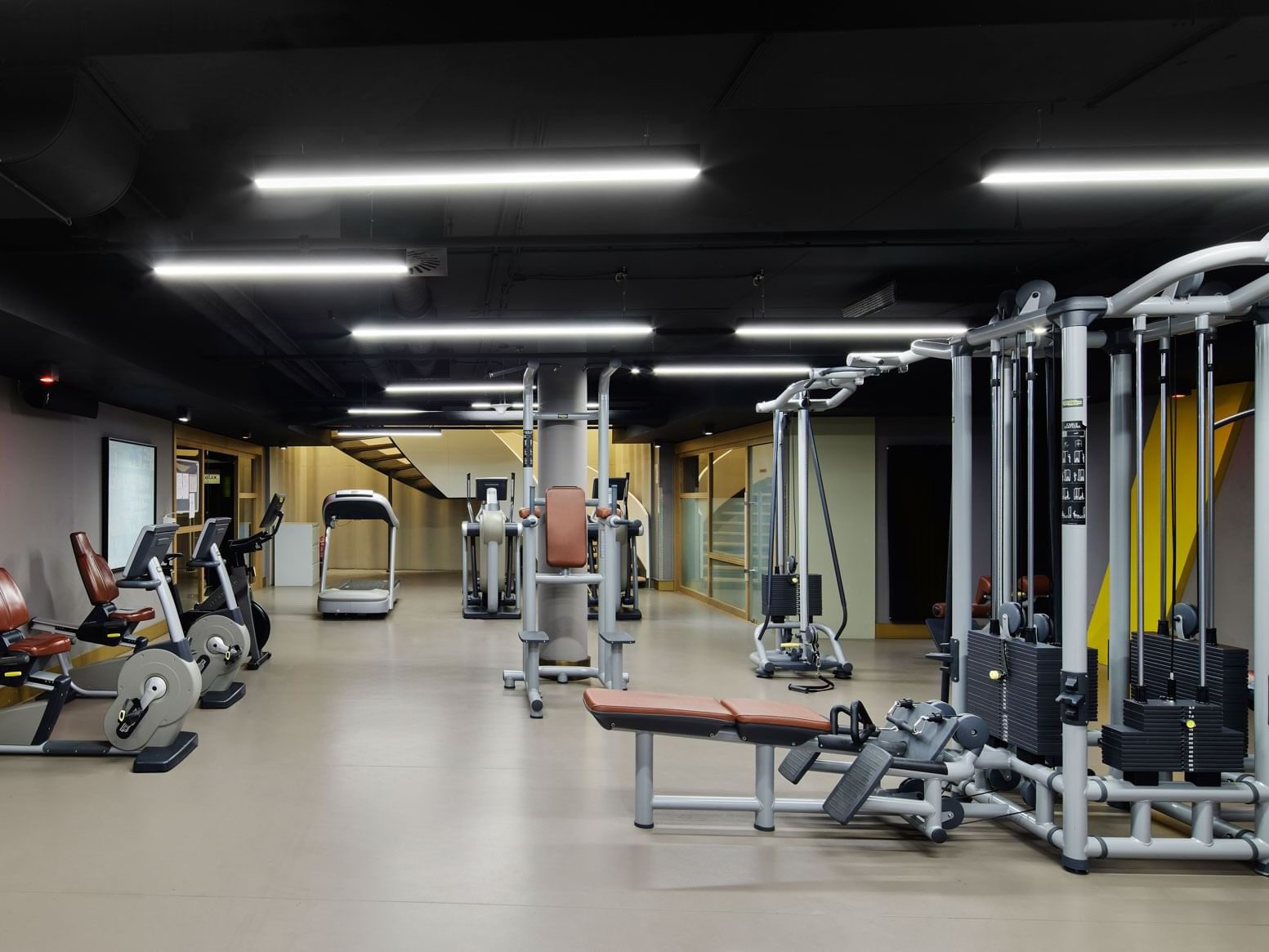 Moderner Fitnessraum mit Laufbändern, Gewichten und funktionaler Ausstattung – Titanic Chaussee Berlin.