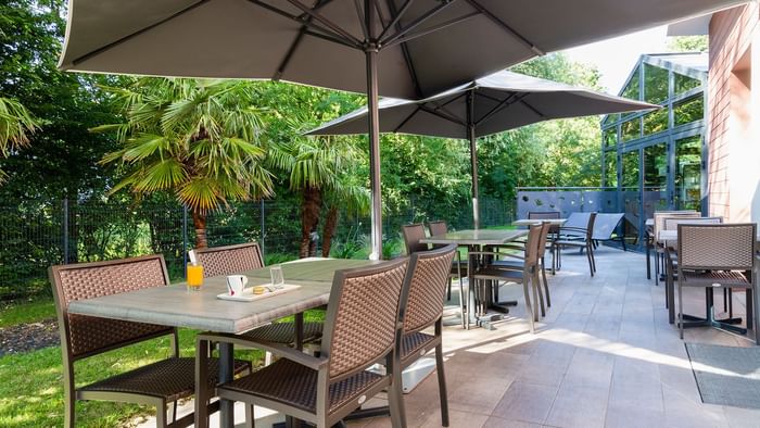 An Outdoor dining area at Hotel Saint James