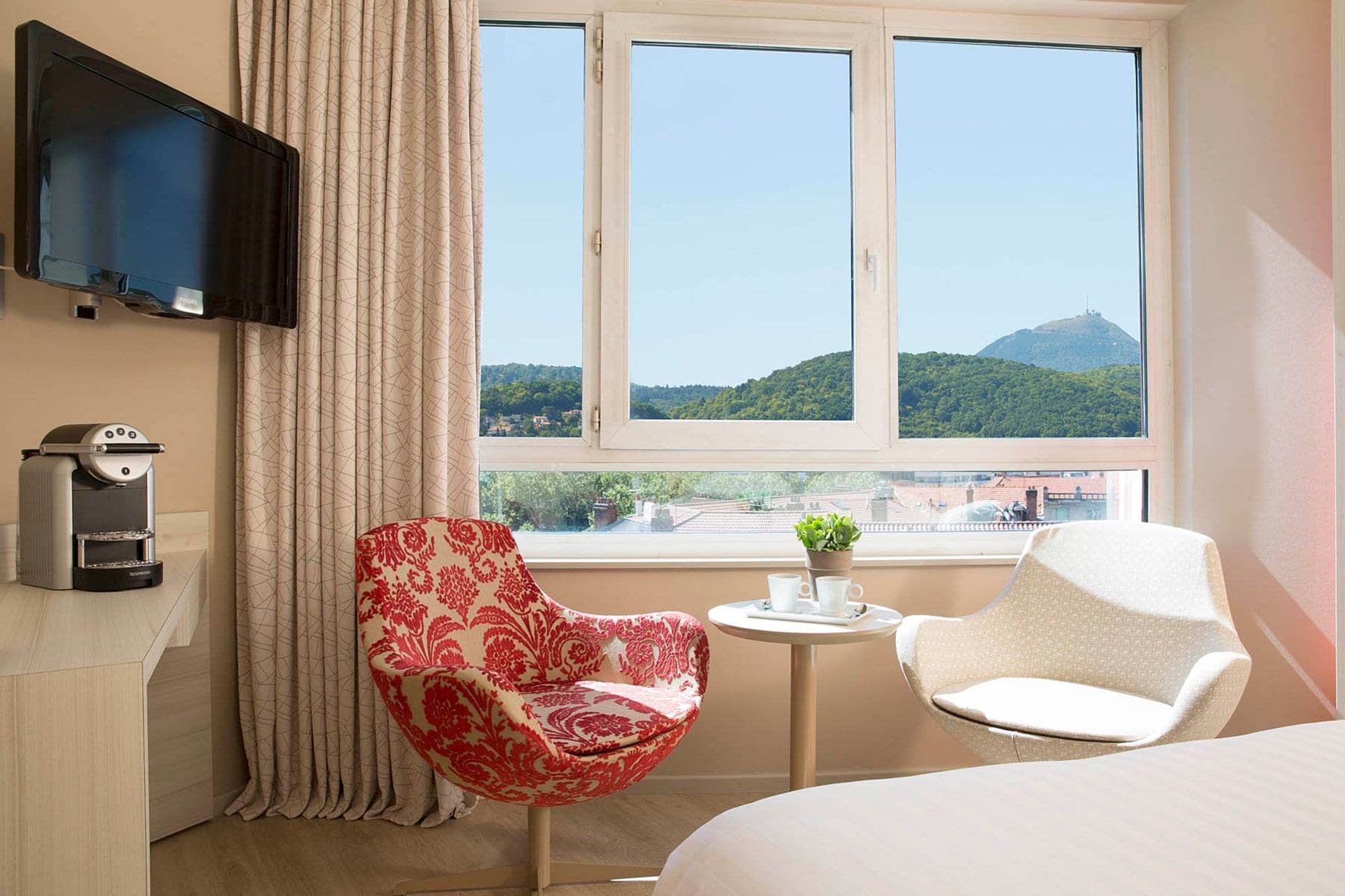 Lounges by the window, Superior room, Oceania Clermont Ferrand