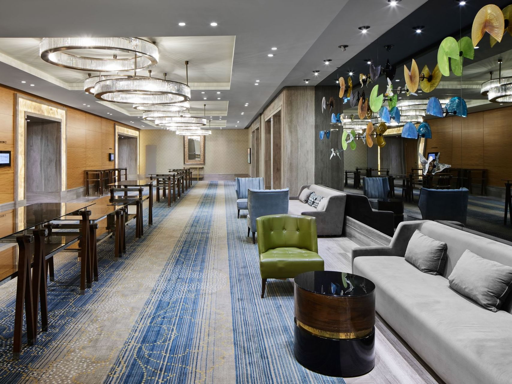 Lobby mit stilvoller Sitzgelegenheit in einem Tagungsraum im Titanic Chaussee Berlin