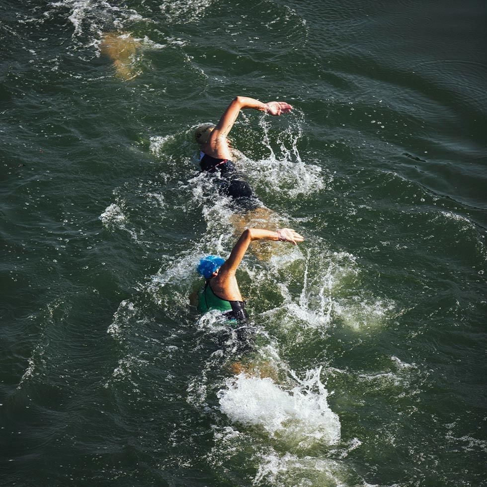 Triathlon-Schwimmer beim Schwimmen in Wasser