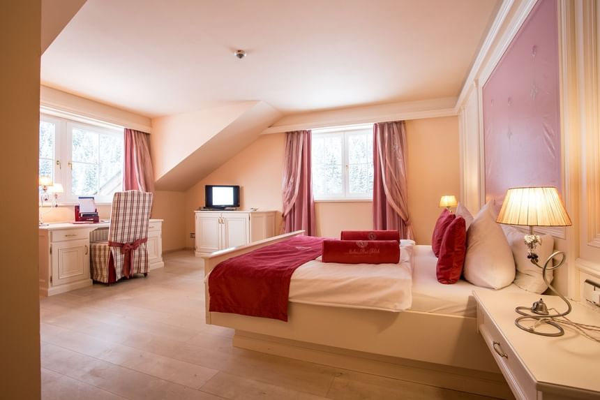Premium Superior Suite Schlafzimmer m Hotel Liebes Rot Flüh, Haldensee Tirol