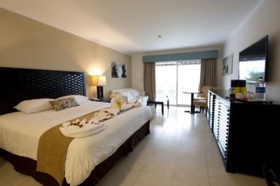 Garden View Room with a king bed at Playa Blanca Beach Resort