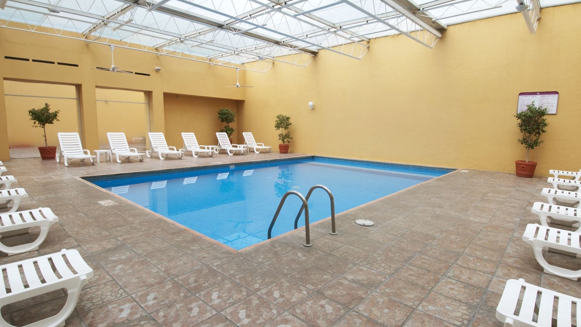 Sunbeds by the indoor pool at Fiesta Inn Toluca Tollocan