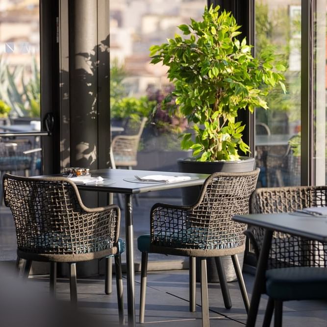 Etnea Roof Bar & Restaurant: dettaglio allestimento tavoli
