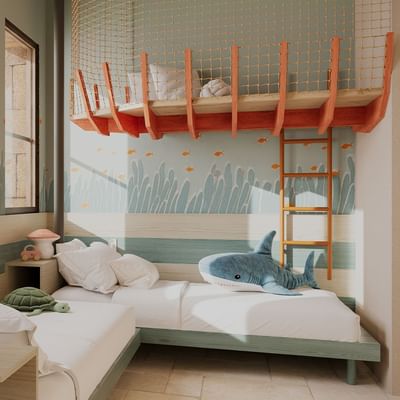 Camera da letto per bambini con letti singoli, letto a soppalco, pareti dipinte e cactus.