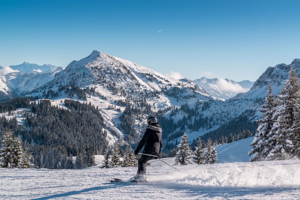 A person skiing on a snow-covered mountain near Liebes Rot