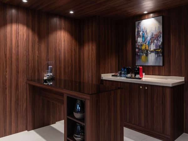 Coffee corner with coffee machine and cups on the counter at Warwick Hotel Al Taif