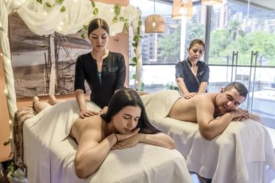 Couple having wellness experience at Diez Hotel Categoría