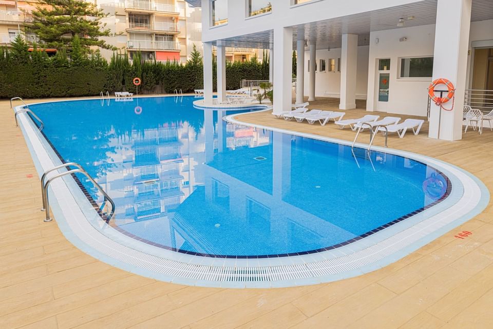 Outdoor swimming pool with pool beds at Hotel Piramide Salou