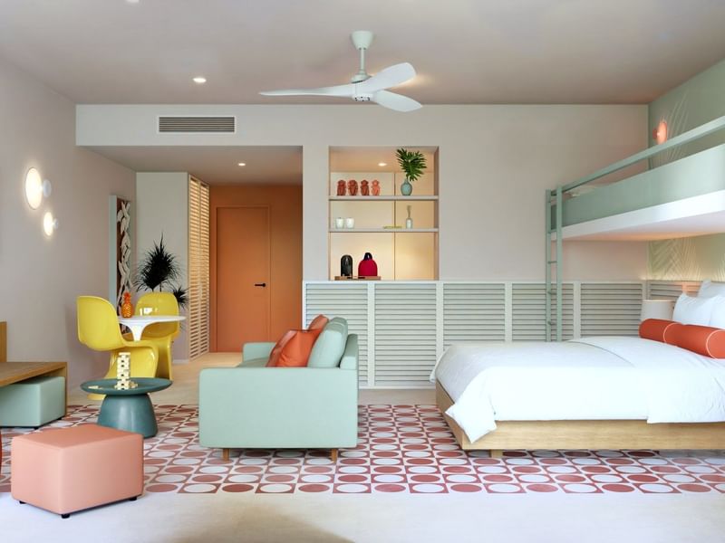 Junior Suite Pool Level Familiar en Fiesta Americana Funeeq Punta Cana Hotel con literas y sofá sobre piso decorado