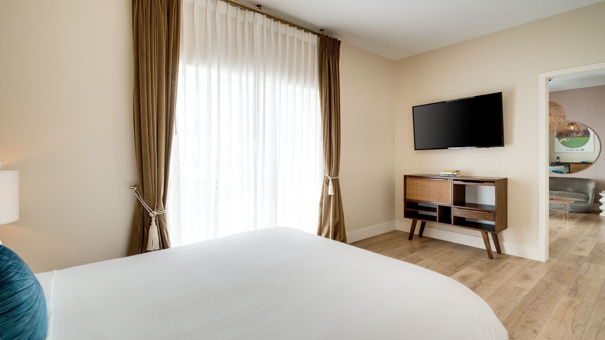 What is Two Bedroom Suite With Queen Bed: Ultimate Comfort Guide