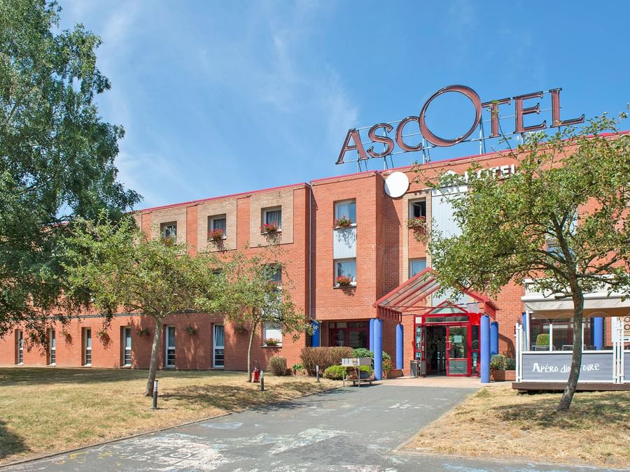 An exterior front view of Hotel Ascotel