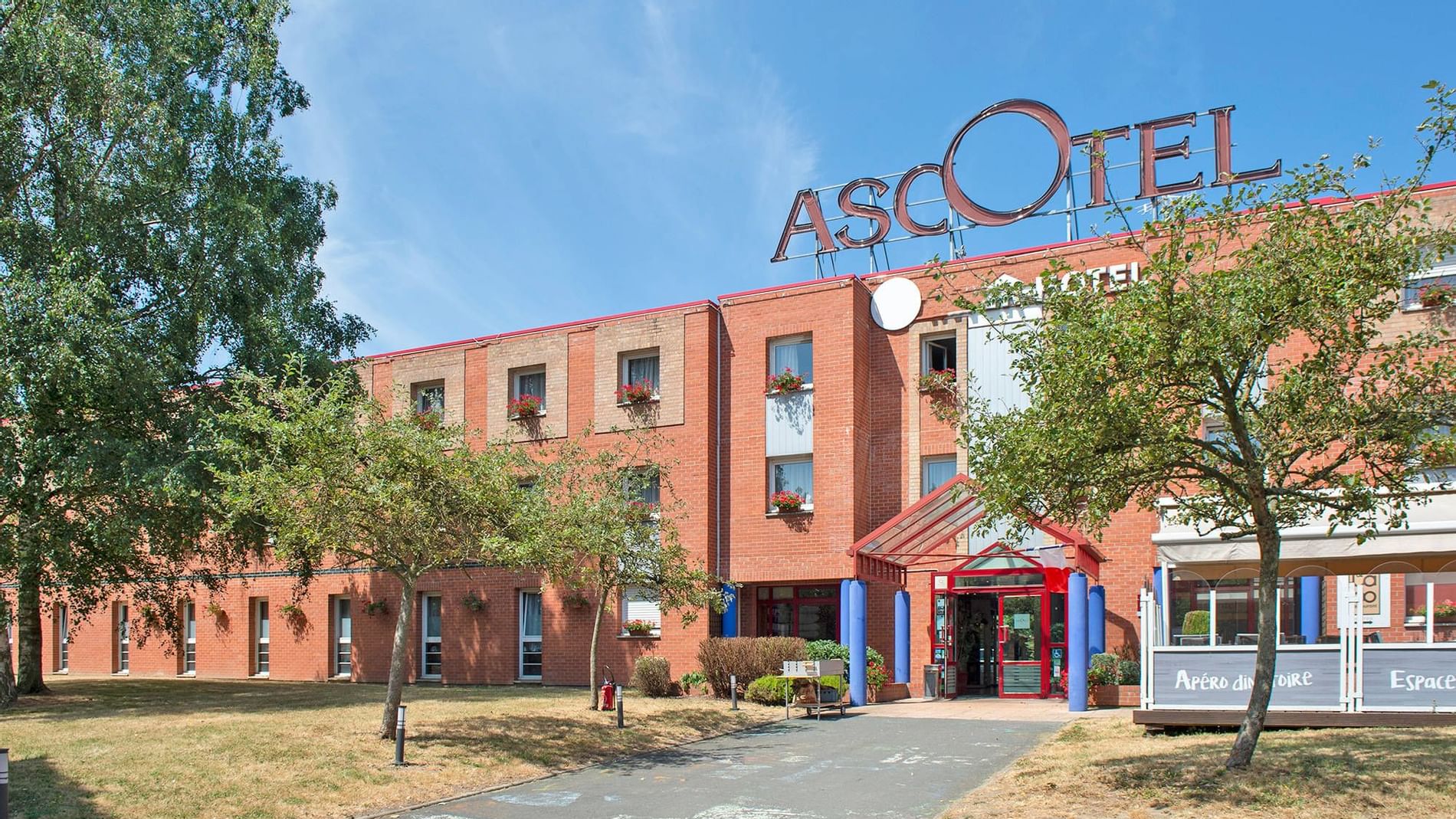 Exterior of the Hotel Ascotel 