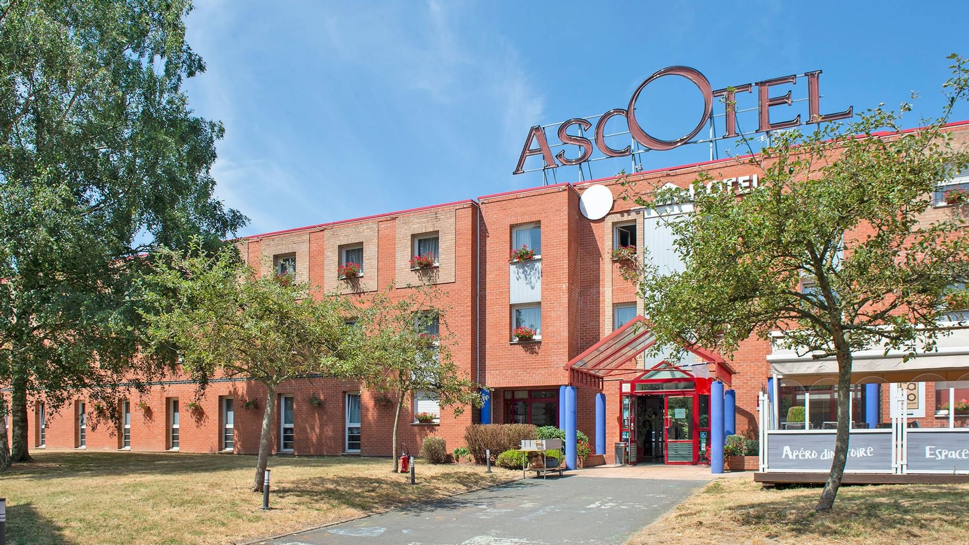Exterior with the entrance for Hotel Ascotel