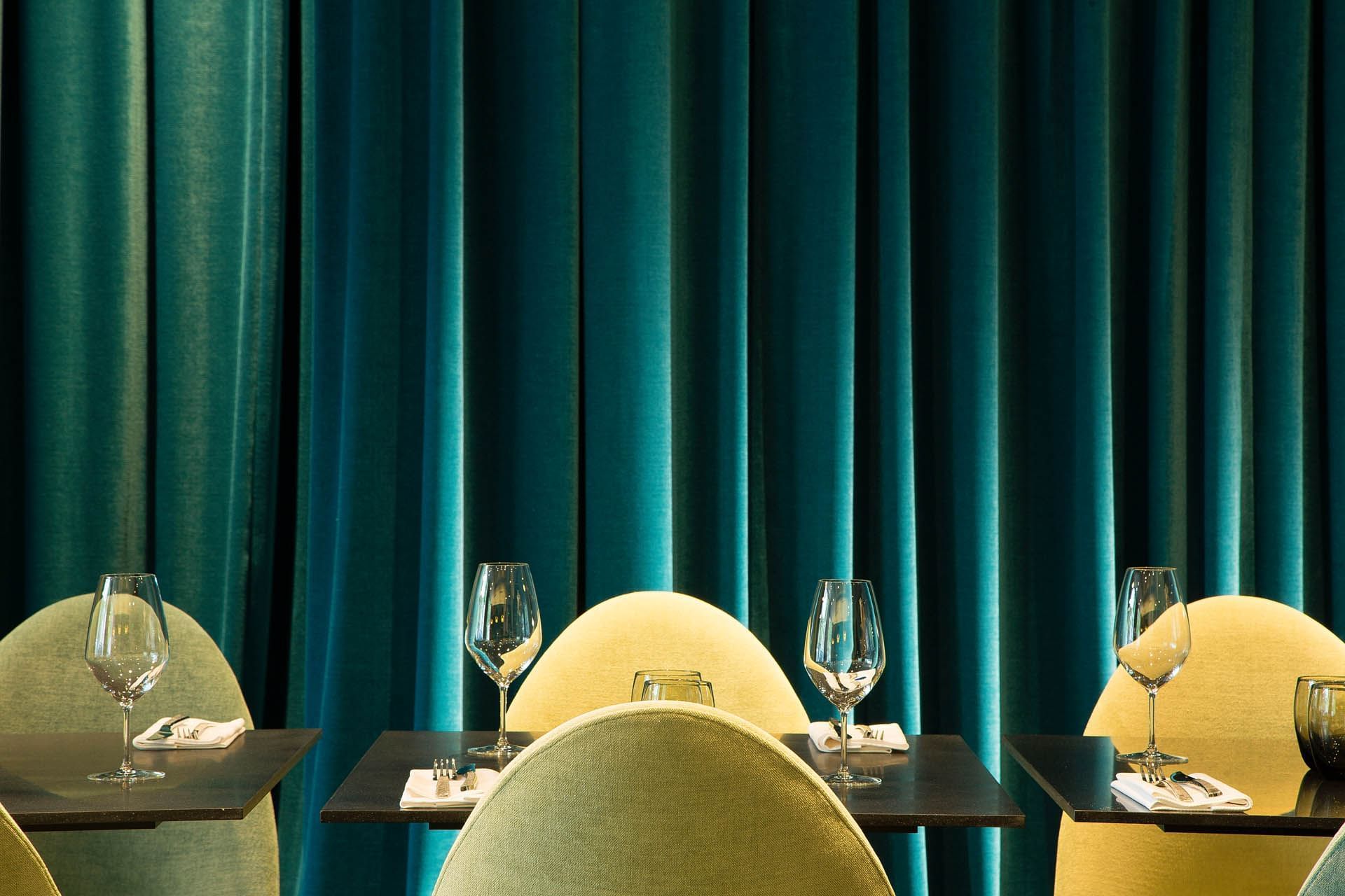 Tables à manger à La Touraine à Oceania L'Univers Tours