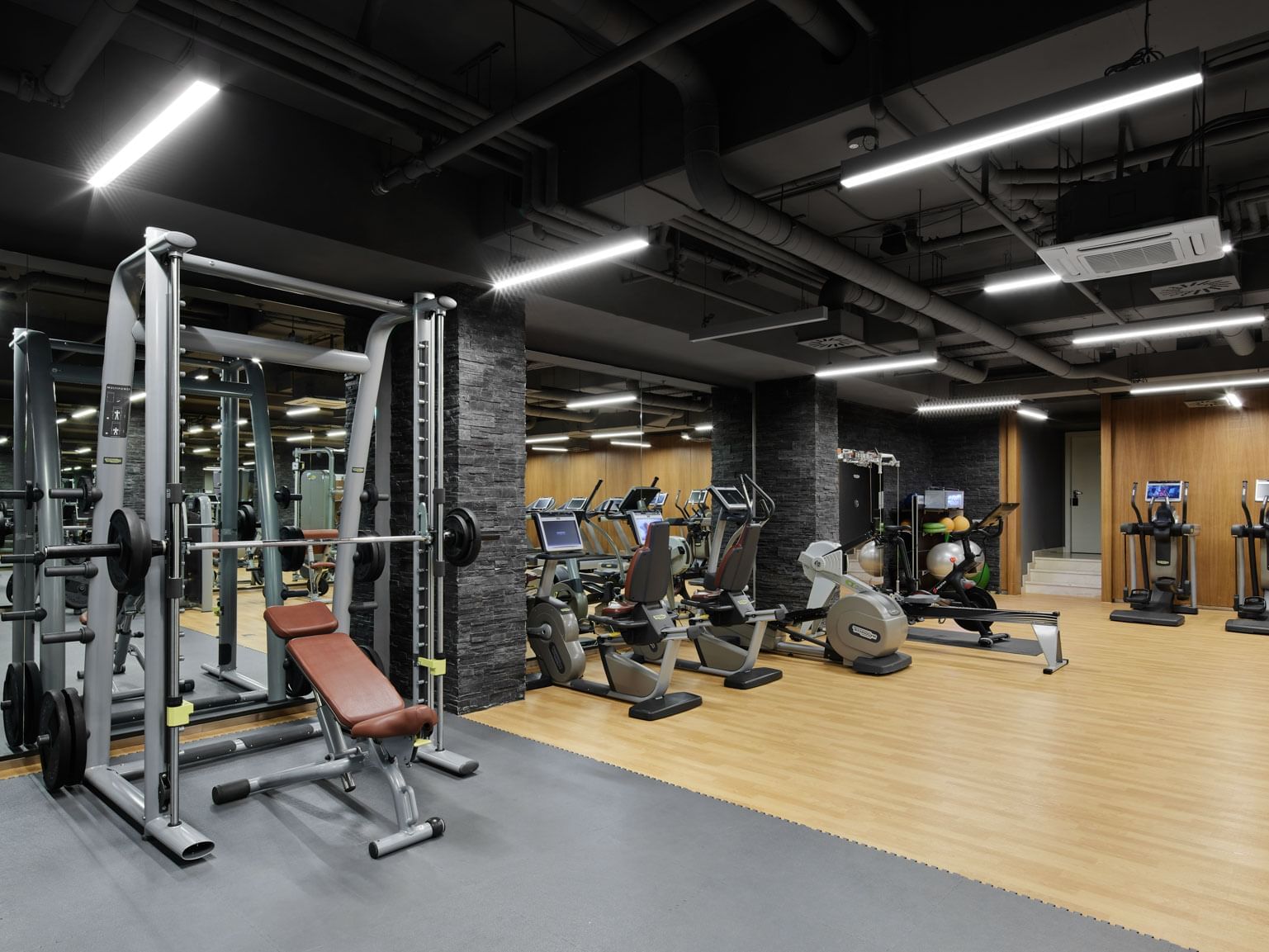 Fitnesscenter mit verschiedenen Trainingsgeräten im BeFine Gym im Titanic Gendarmenmarkt Berlin