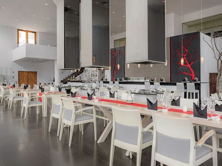 Comedor vacío con mesas y sillas en Sakke del Marquis Los Cabos Resort & Spa en San José del Cabo