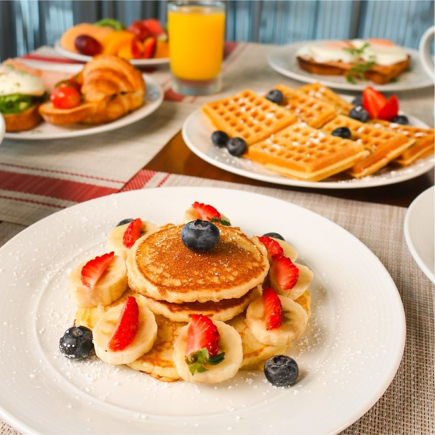 Desayuno con tortitas y frutos rojos, gofres, cruasanes y zumo de naranja en Megapolis Hotel Panama