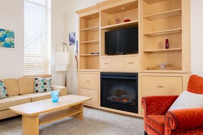 TV, fireplace & comfy sofas in King Premiere Sky at Retro Suites Hotel