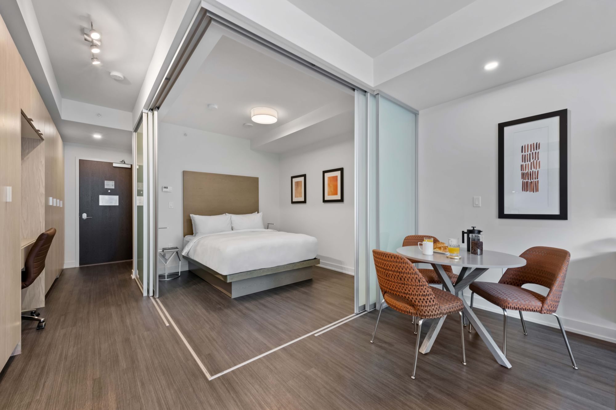 Executive One-Bedroom Sparks | reStays Ottawa