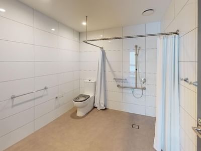 Melbourne-City-Studio-Twin-Accessible-Bathroom