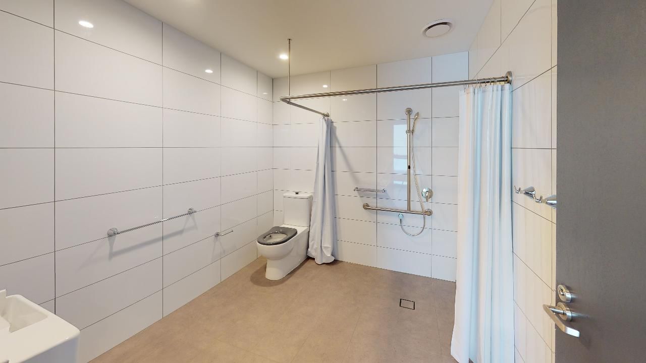 Melbourne-City-Studio-Twin-Accessible-Bathroom