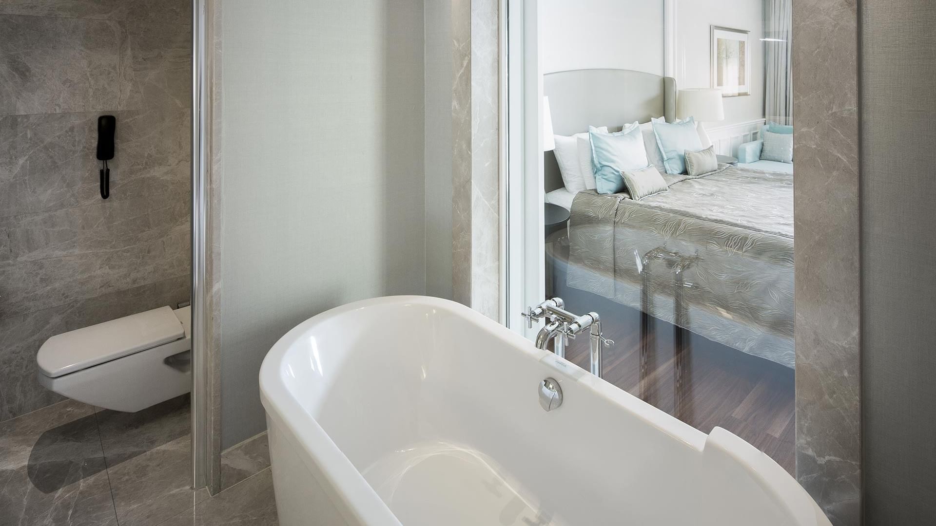 Titanic Deluxe Golf Belek'teki Design Pool Villa'da küvetli banyo.