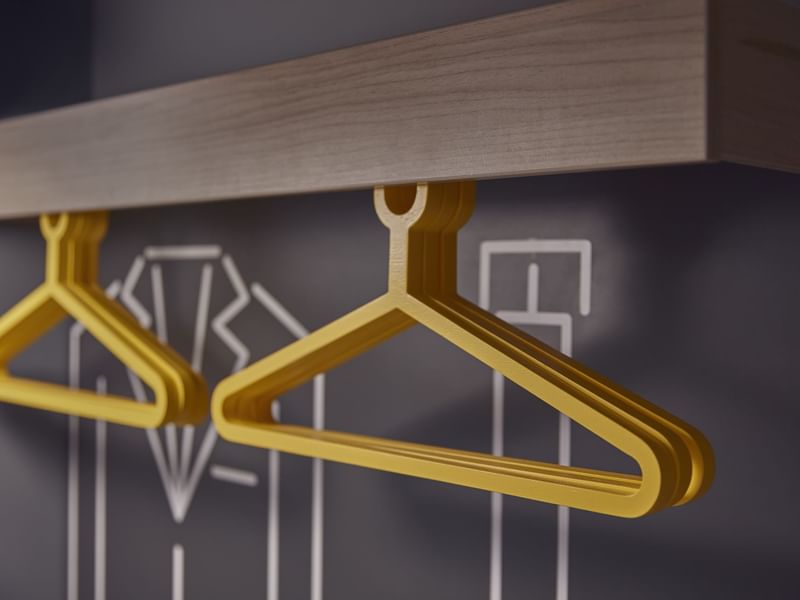 Perchas servidas en el dormitorio de One Hotels