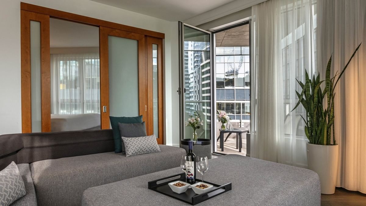 Suite Premier confortable avec balcon au Warwick Le Crystal – Montréal.