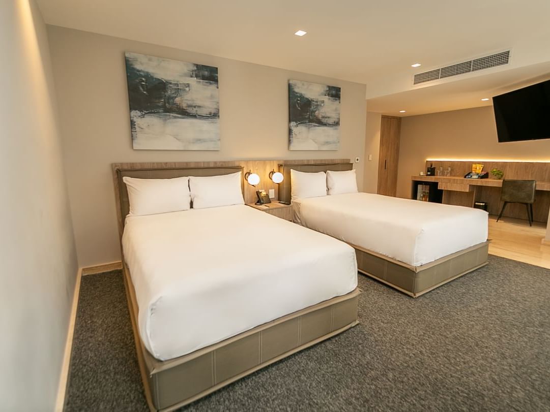 Dos camas dobles Deluxe con terraza en habitación de Elements by Marquis en Ciudad de México