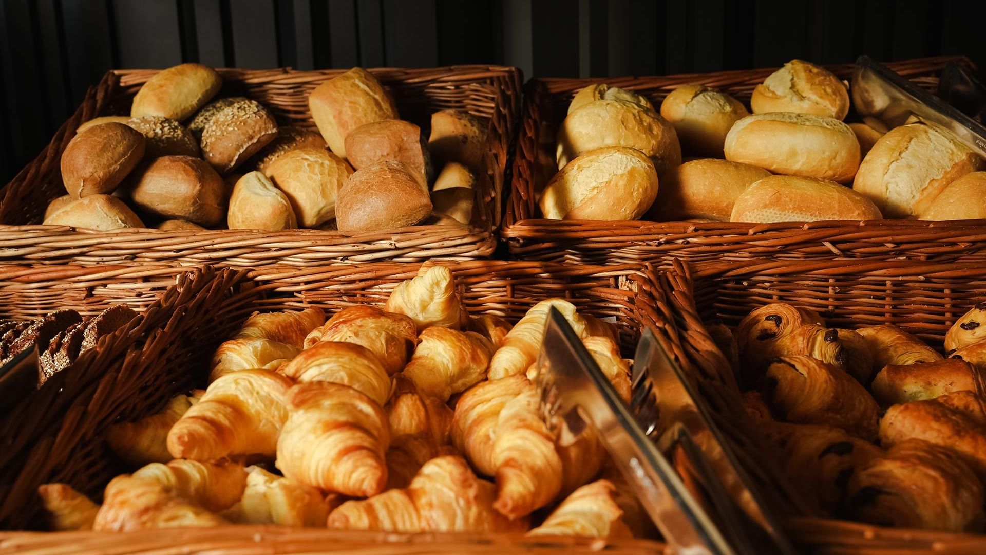 Körbe mit frischem Gebäck und Croissants am Frühstücksbuffet im Frühstücksrestaurant am Sylter Hof Berlin.