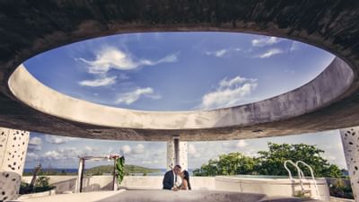 Groom & Bride kissing in the roof top at El Blok Hotel 