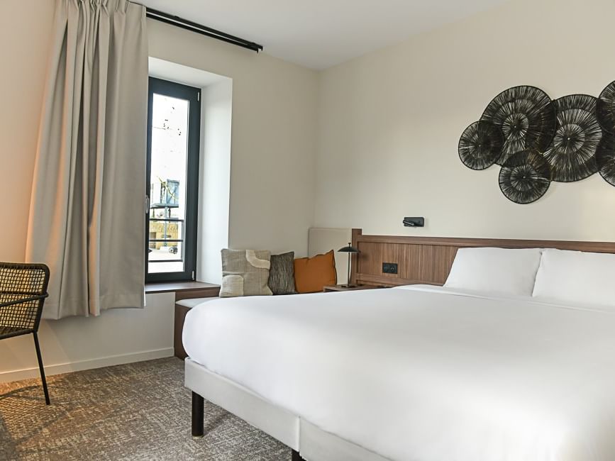 Chambre élégante avec lit double et décoration moderne à l'Hôtel Rivella.