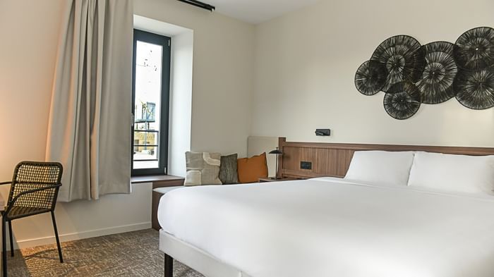 Chambre élégante avec lit double et décoration moderne à l'Hôtel Rivella.