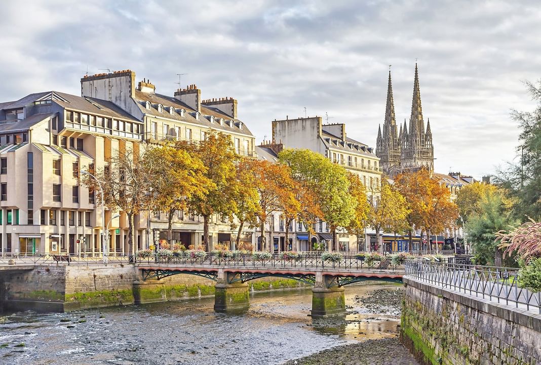 Vue extérieure de la Cathédrale de Quimper et de la rivière près des Hôtels Oceania