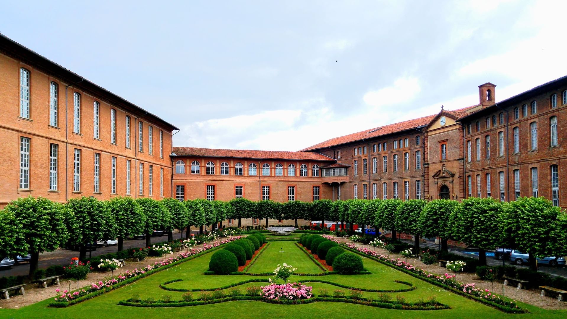 Garden view & Exterior view of Toulouse The Originals Hotels