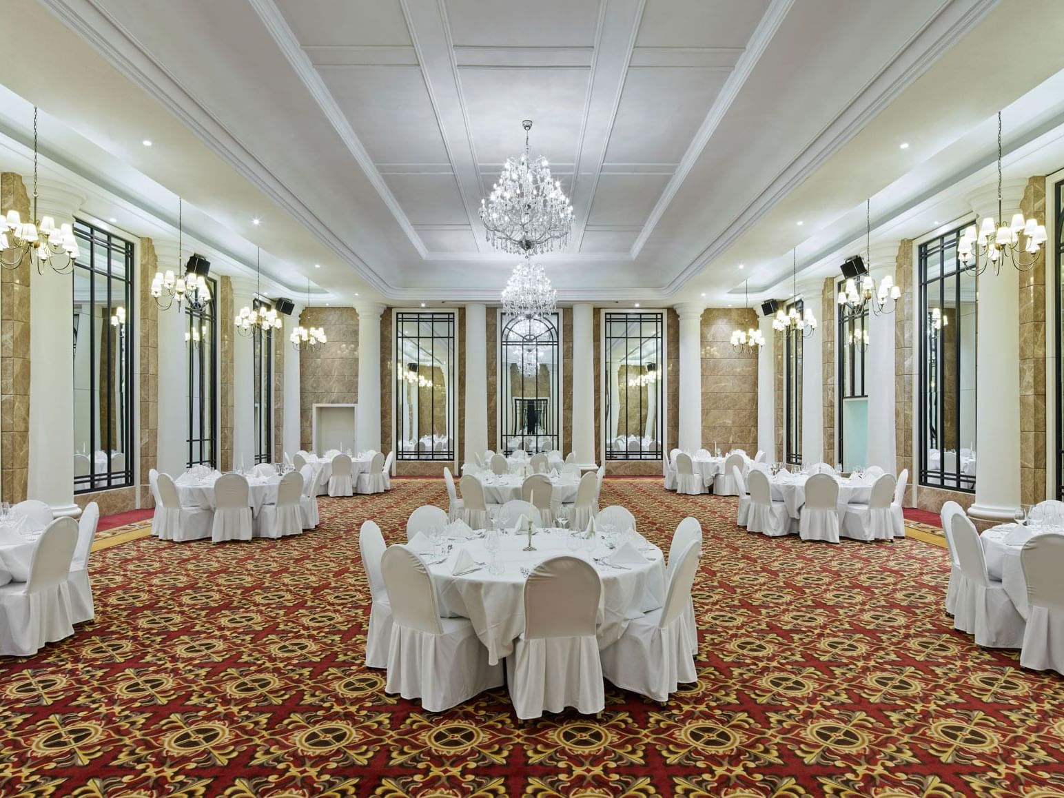 Banketttische im Ballsaal des Titanic Gendarmenmarkt Berlin angeordnet