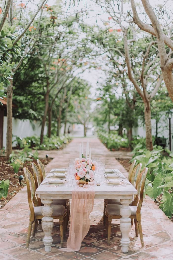 Outdoor decorated wedding dining table at Club Hemingway