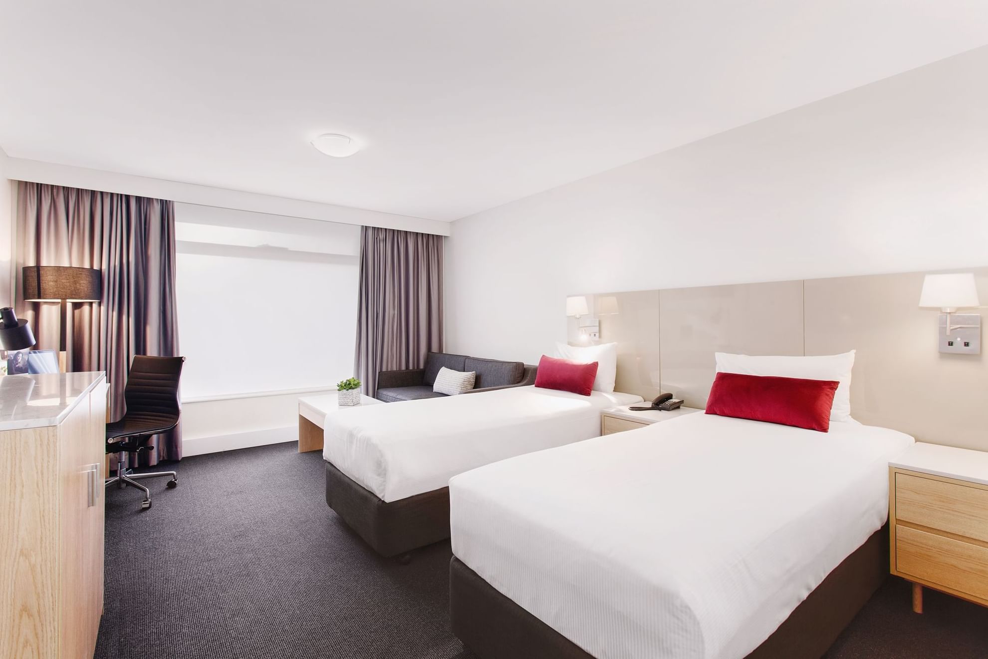 2 Queen beds and seating in Mercure Standard at Pullman Albert Park