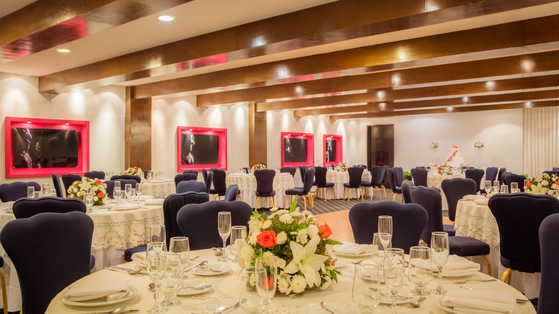 A banquet table set-up in a hall at Gamma Mérida el Castellano